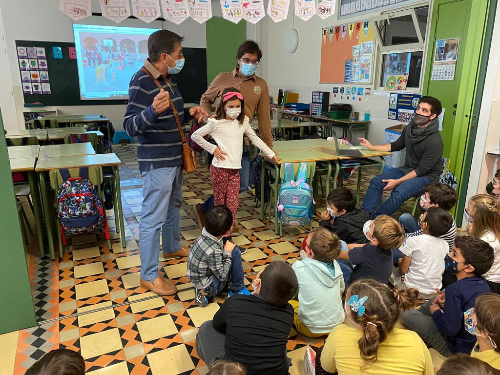 SalesiansRoc's tweet photo. Tres generacions que han passat per @salesiansroc reunides en una mateixa classe per explicar-nos com ha anat canviant l’escola durant 70 anys. La Júlia (filla), en Jordi (pare) i en Valentí (avi) Ibàñez han estat entrevistats pels alumnes de #ROCEP1. Gràcies! https://t.co/oodlwB4d7q