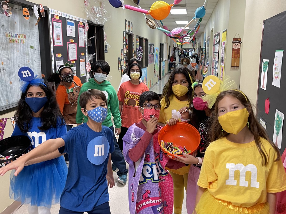 HonorRollSchool's tweet photo. Oh Yeh!  This is what is going on at school today!  Best of Pumpkin goes to #5 Mrs. Frank's Kindergarten class!  Dinosaurs are on a rampage in the gym!  Dracula was seen up in the middle school and M&amp;M's are everywhere! https://t.co/ZGHWsaH0G2
