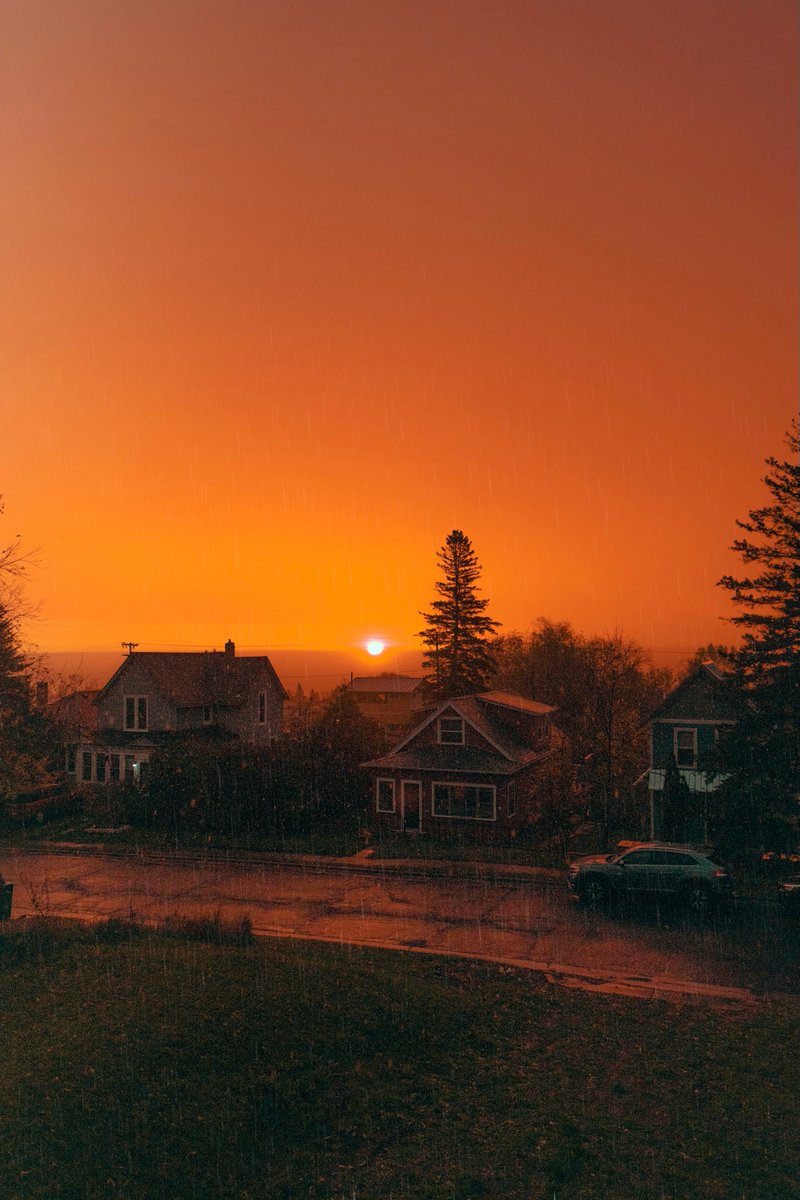 kaydargs's tweet photo. normally a sunset gal but this sunrise in duluth yesterday made me a believer https://t.co/zXt0P1ZzTF