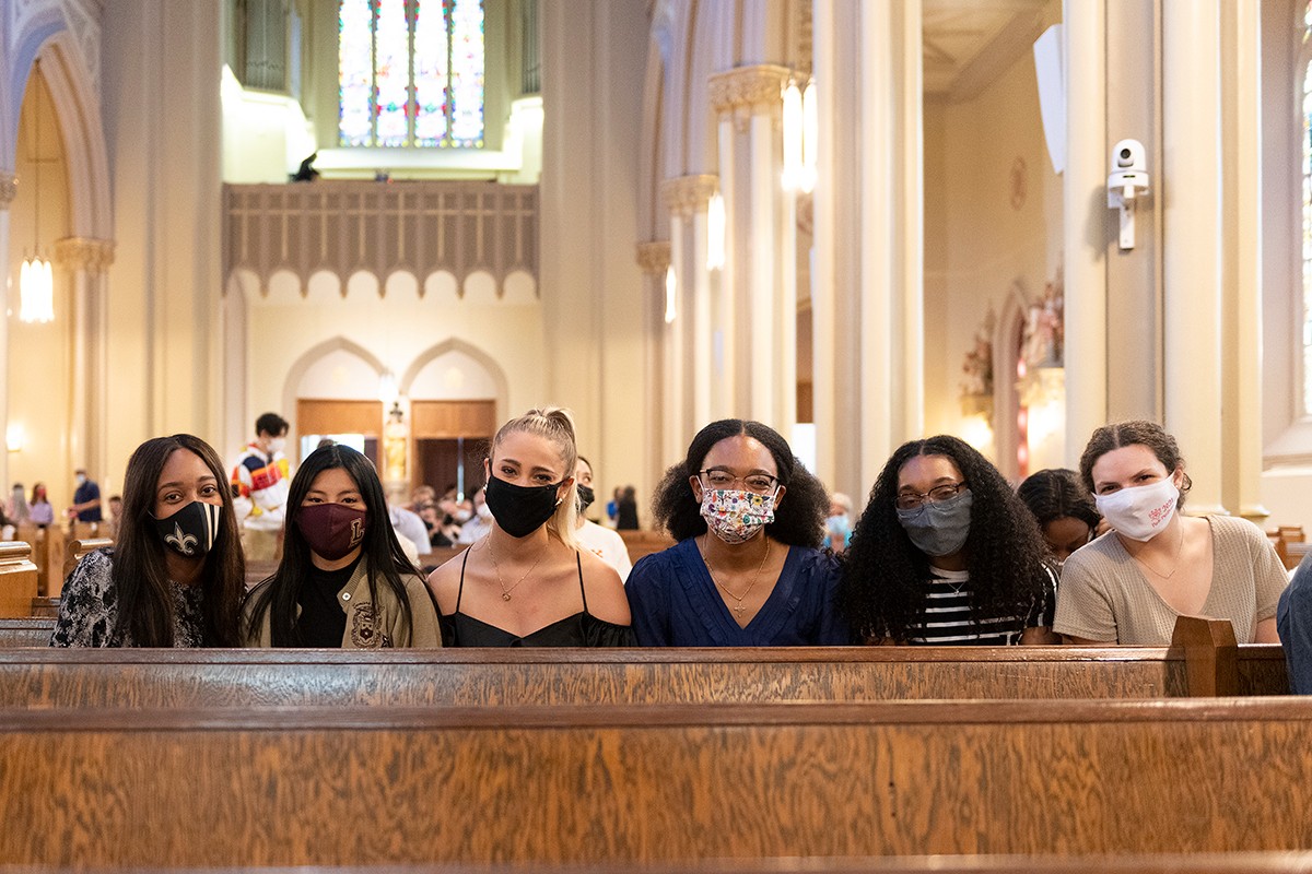 Loyola_NOLA's tweet photo. For everyone's safety, masks remain required on campus in indoor facilities when around others. Vaccinated faculty may now choose to unmask in order to teach. View the full update: https://t.co/yYpBHliD3u #HealthyPack https://t.co/XwY0CJe67B