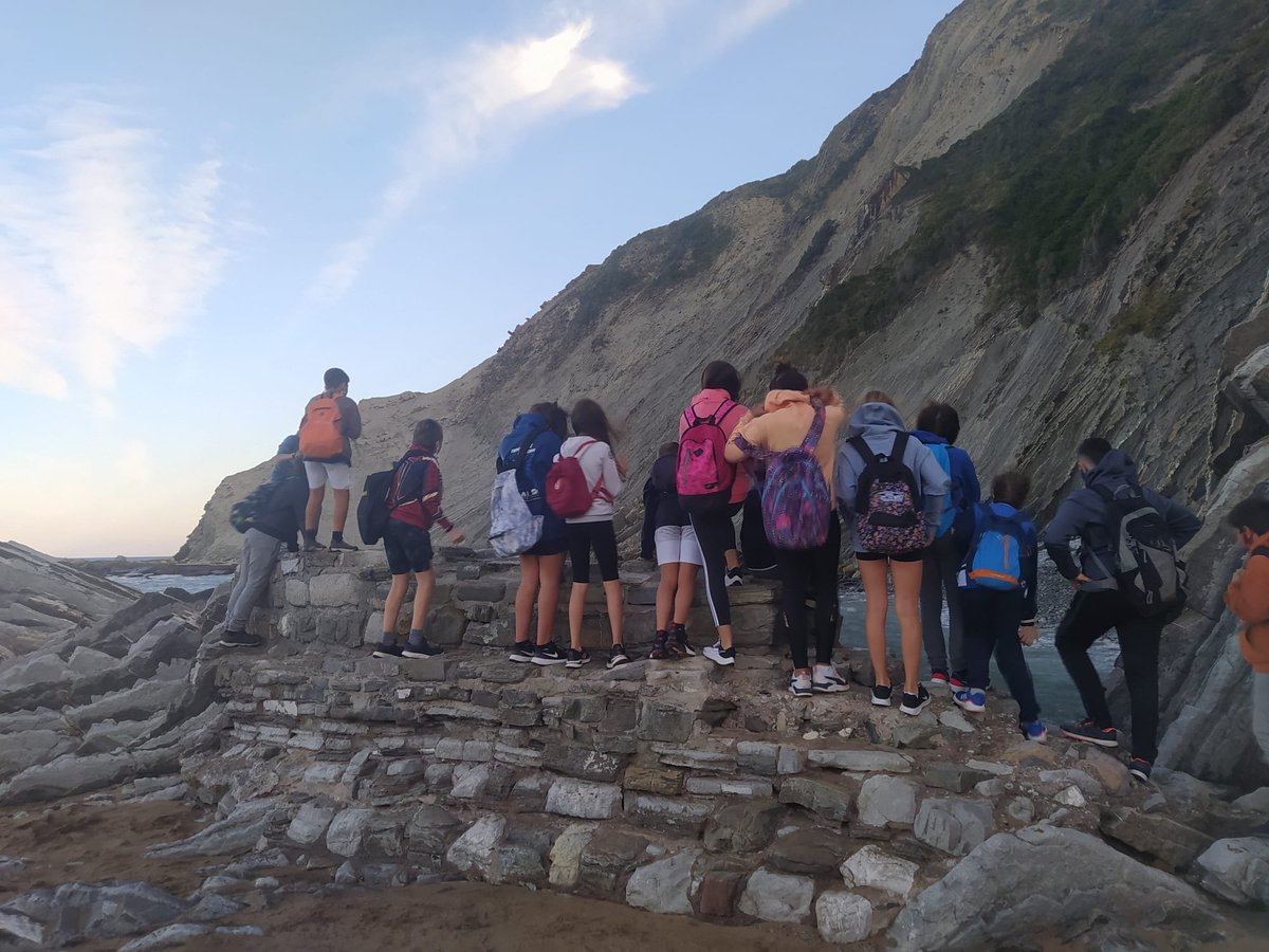 AlgorriZumaia's tweet photo. Langile ikastolako LH 6.mailako ikasleekin irteera geologikoa eta mineralen tailerra agiten ari gara egunotan 
#Algorri
#Zumaia
#Geoparkea https://t.co/eP7XQw4SHh