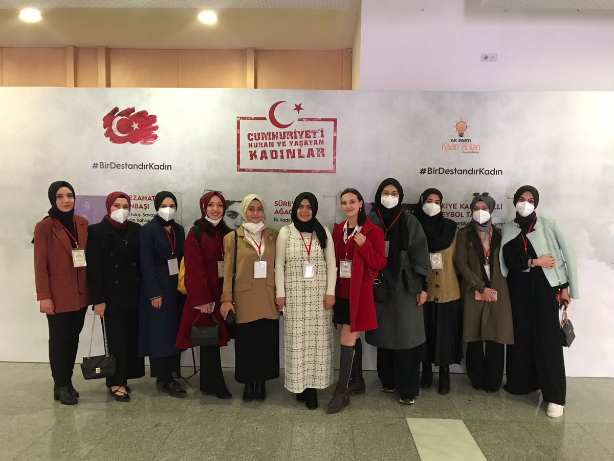 Cumhurbaşkanı'mız Sn. <a href="/RTErdogan/">Recep Tayyip Erdoğan</a> 'ın katılımları ile Cumhuriyet'imizin 98. yıl dönümü dolayısıyla gerçekleşen, Genel Merkez Kadın Kolları'nın düzenlediği programa ÜniAK Ankara olarak katılım sağladık..
"Cumhuriyeti kuran ve yaşatan Kadınlar" sloganı programın mihenk taşıydı..🙏🏻🇹🇷