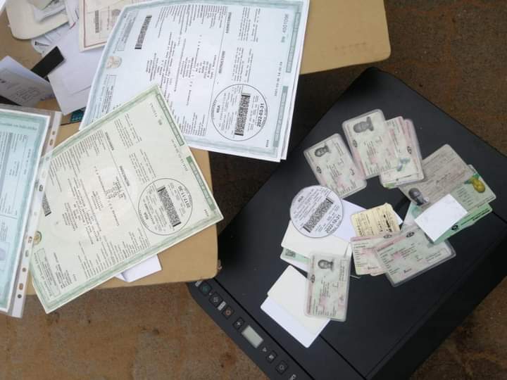 Veetra__'s tweet photo. Four Zimbabweans arrested for manufacturing fake documents in Ivory Park Tembisa.
Fakes consisted of:
·SA driving licence cards
·Zimbabwean driving license cards
·License disks
·Asylum seeker permits
·Traffic Registers
·Identity Documents copies
#Uthandonesthembu #Loadshedding https://t.co/eZTWcvcFwL