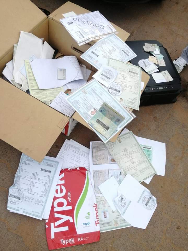 Veetra__'s tweet photo. Four Zimbabweans arrested for manufacturing fake documents in Ivory Park Tembisa.
Fakes consisted of:
·SA driving licence cards
·Zimbabwean driving license cards
·License disks
·Asylum seeker permits
·Traffic Registers
·Identity Documents copies
#Uthandonesthembu #Loadshedding https://t.co/eZTWcvcFwL
