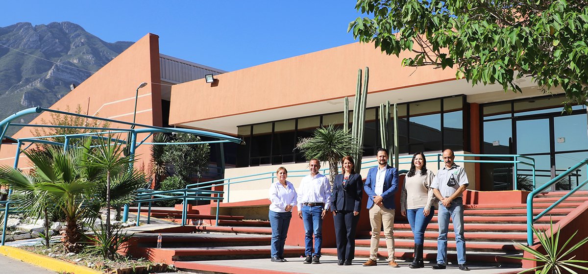UTSC_edu's tweet photo. El día de hoy 28 de octubre del 2021 la MAP. Laura Mónica Madrigal González Rectora de la Universidad en su compromiso con la salud, sostuvo una reunión con Srio. Desarrollo Social en Santa Catarina él Ing. Iván Medrano Téllez, recorrieron las instalaciones y reforzaron alianzas. https://t.co/n7vztj3qMb