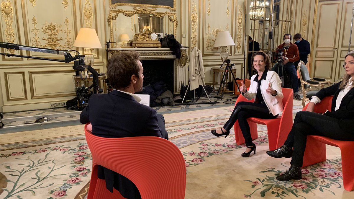 MichaelaMerk's tweet photo. A 23h je prends place sur le fauteuil rouge de l’émission #Complementdenquete sur @France2tv pour répondre aux question de @tristanwaleckx a l’issu d’un documentaire sur le succès et la chute de Ladurée. #luxe #luxury #television https://t.co/JIgHilCMtL