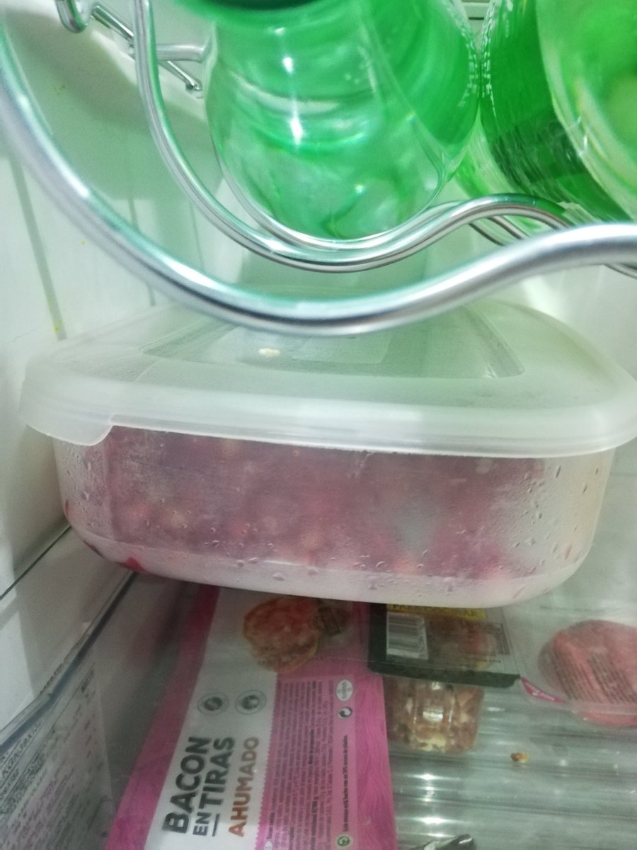 Tú no eres de Elche si no tienes um tupper con Granada en tu nevera estos días.