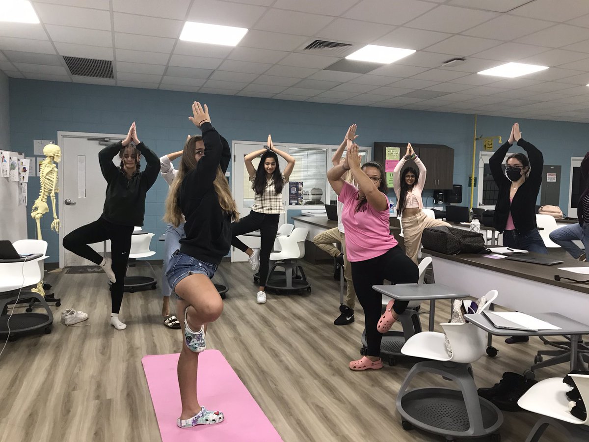 BulldogMedical's tweet photo. Practicing yoga to learn muscle groups! #namasteinclass #muclesatwork #anatomylessons @FPC_CTE @FPCHS @theschwartz96 https://t.co/nmqcTNa4mS