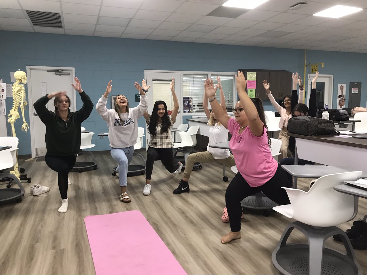 BulldogMedical's tweet photo. Practicing yoga to learn muscle groups! #namasteinclass #muclesatwork #anatomylessons @FPC_CTE @FPCHS @theschwartz96 https://t.co/nmqcTNa4mS