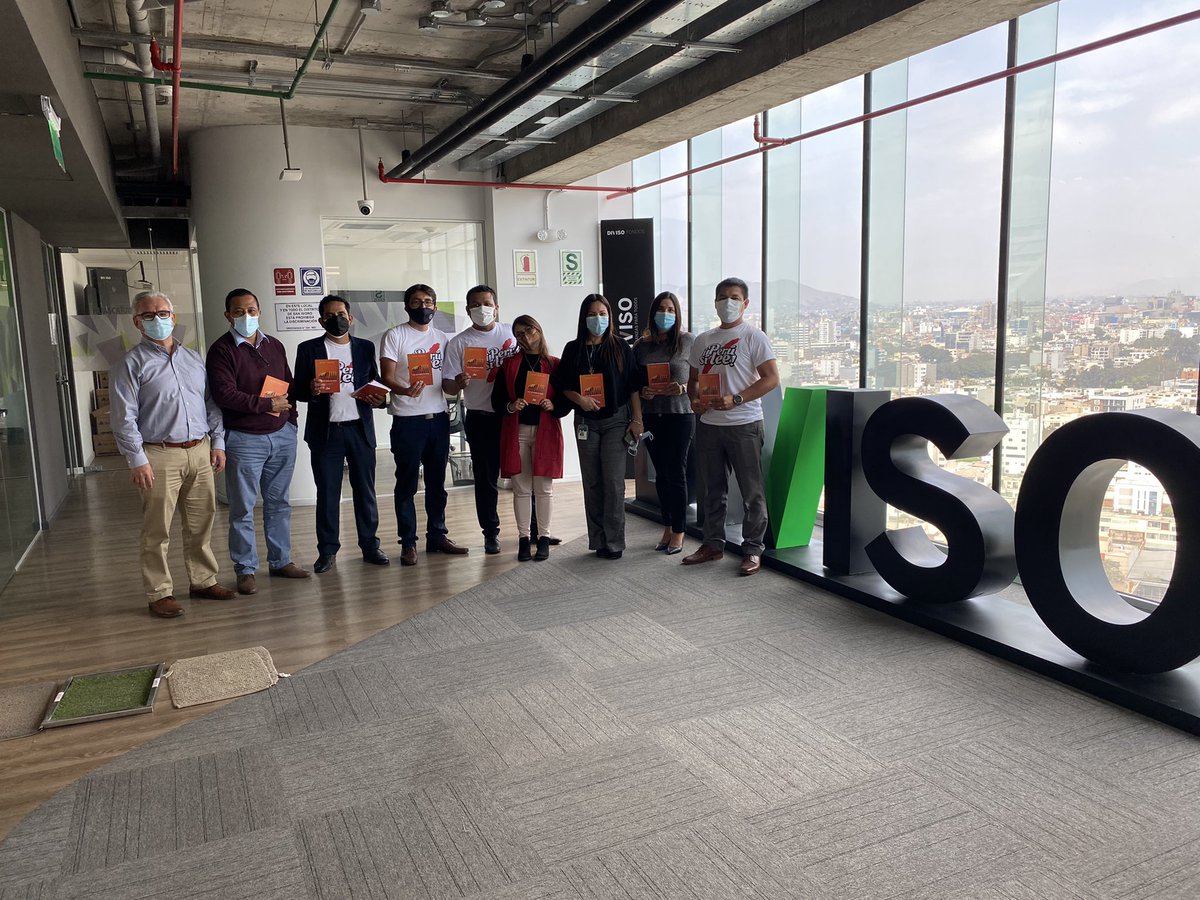 Crisflohe's tweet photo. ENT. FINANCIERAS  🇵🇪 @bbva_peru @divisope @GCredinka @Hermes y su personal recibieron hoy el libro "Esperanza para un mundo en crisis" de la campaña #PerúSíLee https://t.co/HFObcDrYDm
