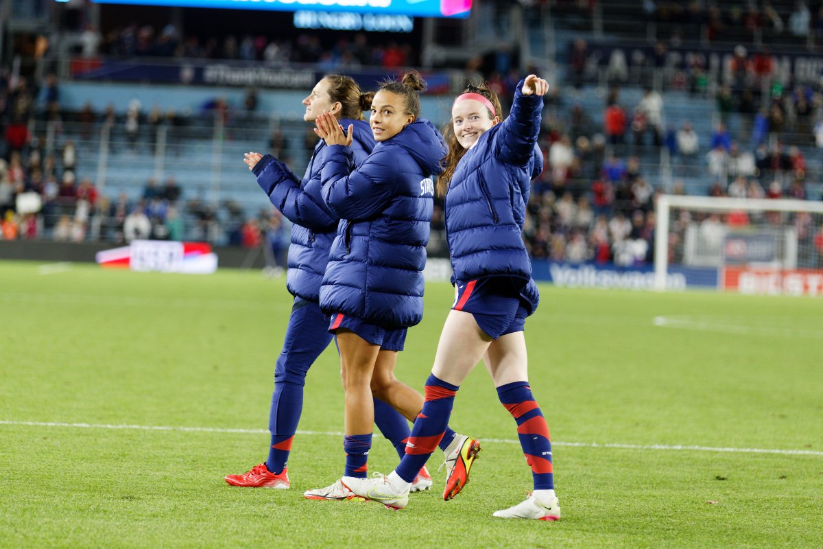 USWNT's tweet photo. Minnesota, YOU were amazing 👉 

Couldn't have asked for a better atmosphere on Tuesday night! #BestFansInTheWorld https://t.co/w2UXbEvWBS