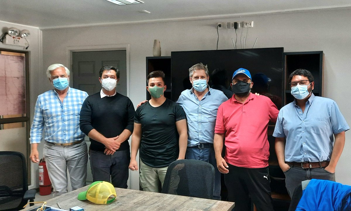 RioHuasco's tweet photo. Presidente de #JVRH, Nicolás del Río, se reunió con Club de Canotaje #ChangosdeHuasco para brindar absoluto apoyo al desarrollo de jóvenes talentos, además de poner a disposición el #EmbalseSantaJuana para sus entrenamientos de alto rendimiento @NoticierodelHua @RADIONOSTALGICA https://t.co/97ykmqJQK6