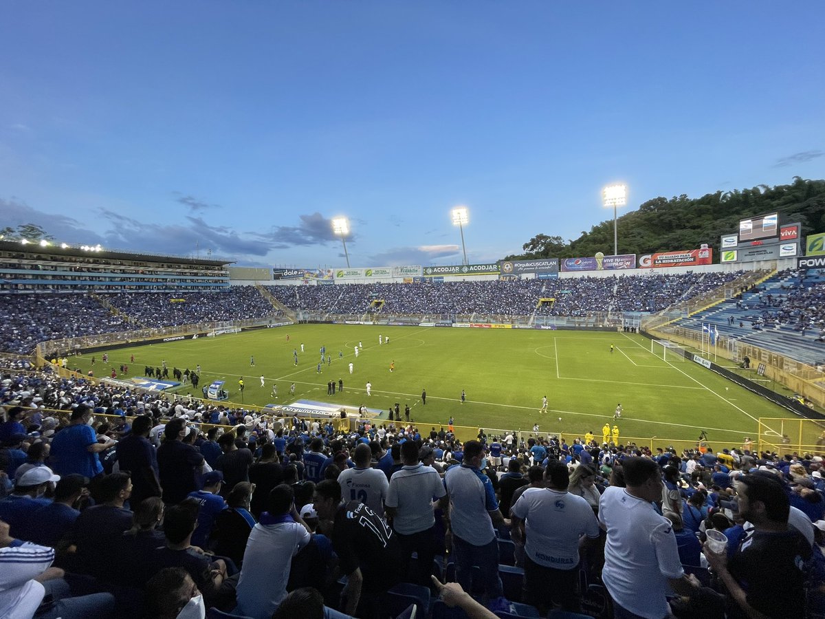 Para el partido que sostendrá <a href="/LaSelecta_SLV/">La Selecta</a> ante Jamaica en la próxima fecha FIFA se habilitarán un total de 20 mil boletos, donde se mantendrán los precios:

Platea: $50
Tribuna: $40
Sombra: $30
Sol: $15

Más $1.25 de cargo por boletería 

Vía: <a href="/SauQuintanilla/">Saúl.</a>
