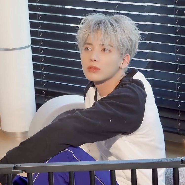 #taegyu au where in — beomgyu is  in the bar with his friends and unfortunately his ex boyfriend also happened to be there. he doesn’t want to show he hasn’t moved on yet so he’s asking a stranger for help. well, he’s just kissing him all of sudden.