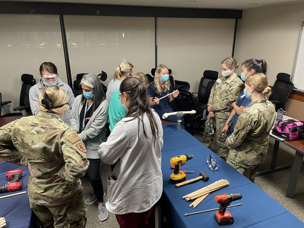 WalterReedOrtho's tweet photo. #thesegirlsareonfire 🔥 

We had such a pleasure hosting our @PerryInitiative event last night! 

Med students from @HowardU @GWSMHS @HopkinsMedicine @USUhealthsci learned about IM nails, splinting/casting, and how to place an ex-fix! 💪 

#ladypods #perryinitiative #milortho https://t.co/u1Mjs56gYi