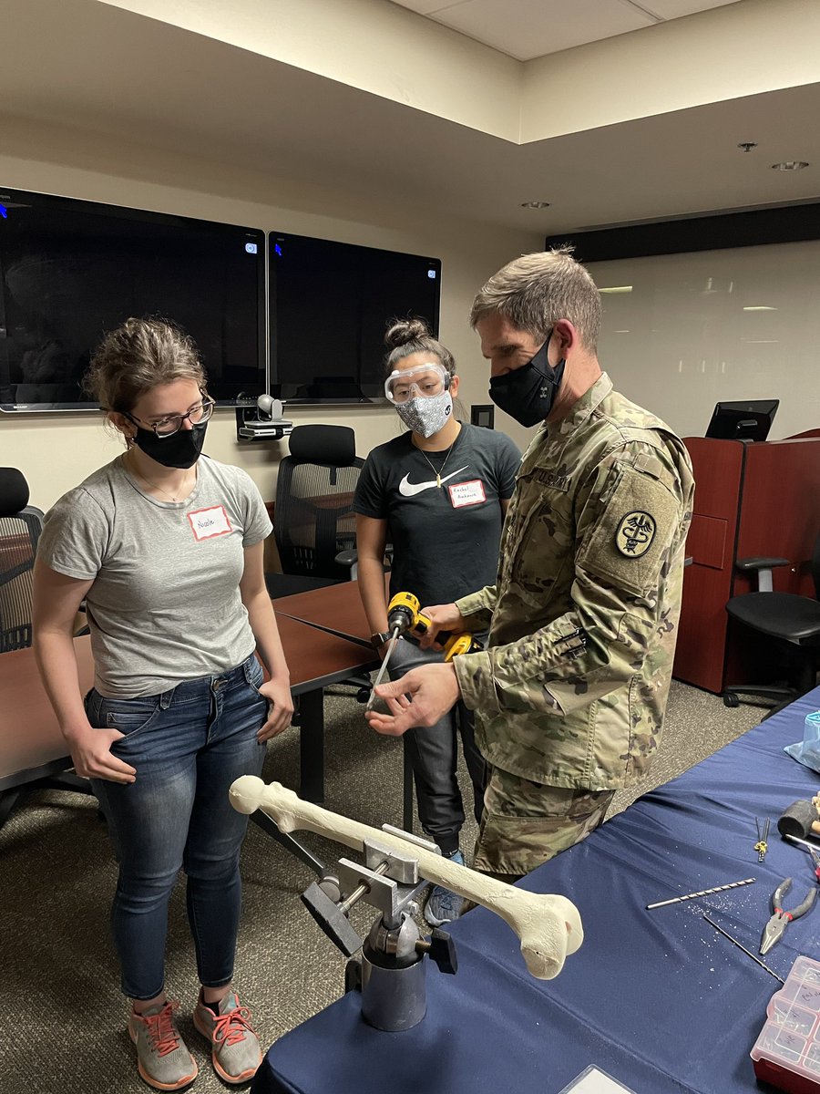 WalterReedOrtho's tweet photo. #thesegirlsareonfire 🔥 

We had such a pleasure hosting our @PerryInitiative event last night! 

Med students from @HowardU @GWSMHS @HopkinsMedicine @USUhealthsci learned about IM nails, splinting/casting, and how to place an ex-fix! 💪 

#ladypods #perryinitiative #milortho https://t.co/u1Mjs56gYi