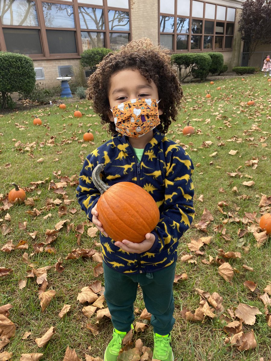 Ms_Sloboda's tweet photo. Thank you WLB PTA for our pumpkins! We had so much fun at the pumpkin patch! 😊@ValleyStreamWLB @MrsGaddy1 #LookForTheAwesome https://t.co/uetpWl9aCq