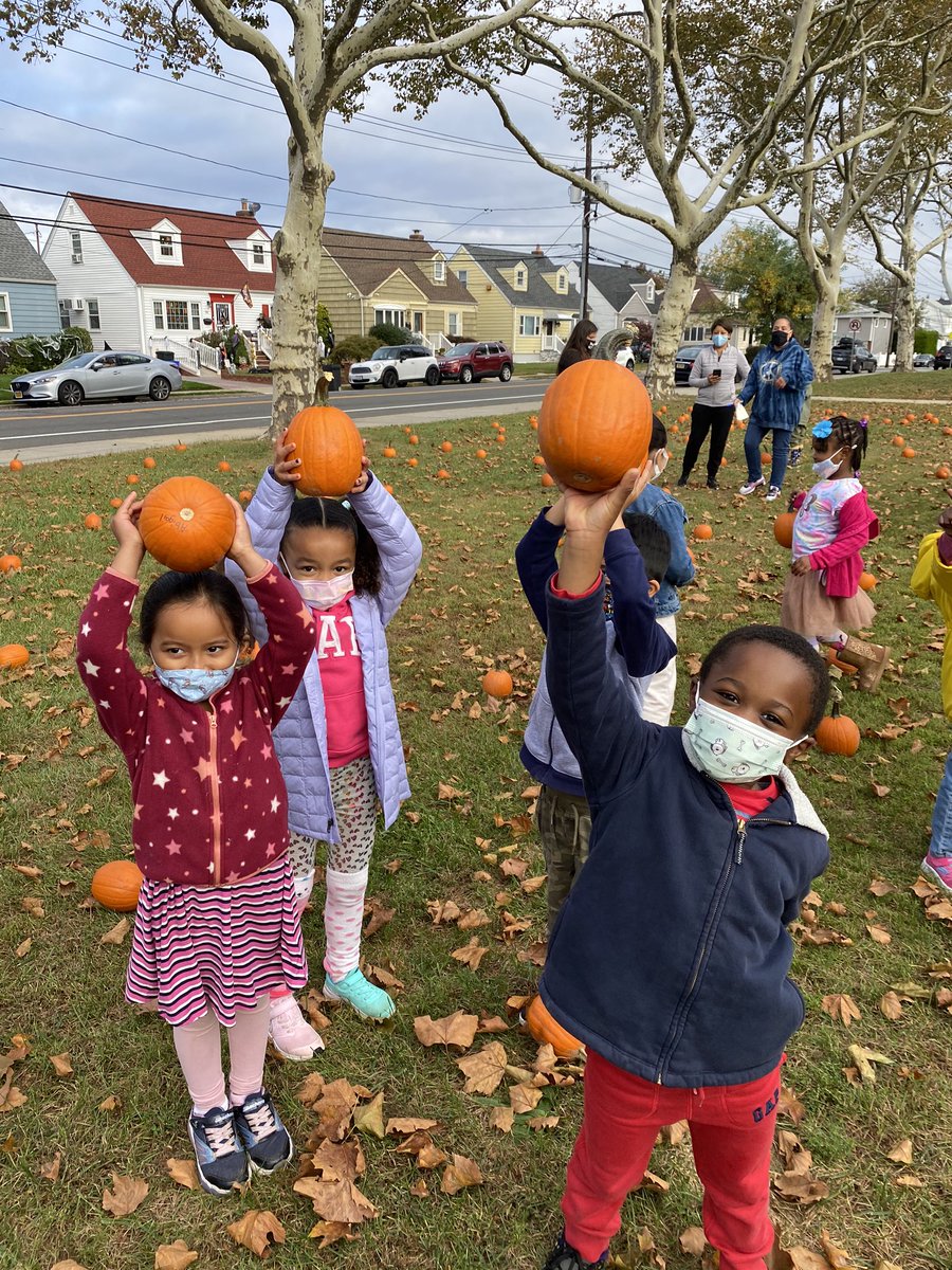 Ms_Sloboda's tweet photo. Thank you WLB PTA for our pumpkins! We had so much fun at the pumpkin patch! 😊@ValleyStreamWLB @MrsGaddy1 #LookForTheAwesome https://t.co/uetpWl9aCq