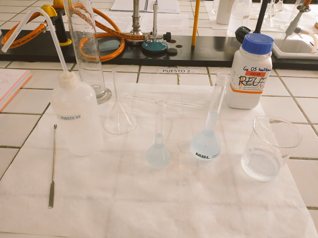 QEscultor's tweet photo. 1°#FP grado medio #Quimica del @iesescultorjuan se estrena en #laboratorio 👏
👩🔬Manejo de #pipeta graduada y #aforada para verter distintos volúmenes 🧪diferenciando #precisión y límite de error del fabricante ➕#Enrase de #matraz💦 ➕ gestión de #residuos ♻️ 💪
#YoCreoEnLaFP Tú? https://t.co/suUsXUKhpJ