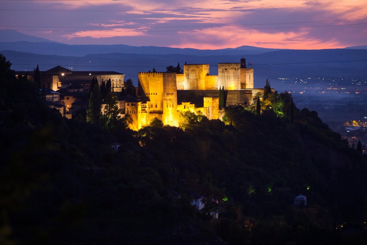 alhambracultura's tweet photo. De día, de noche… ¡Siempre impresionante! 

Es la #Alhambra de #Granada 💚

🔗 https://t.co/ge71ei80VJ https://t.co/DAl1N8PIwN