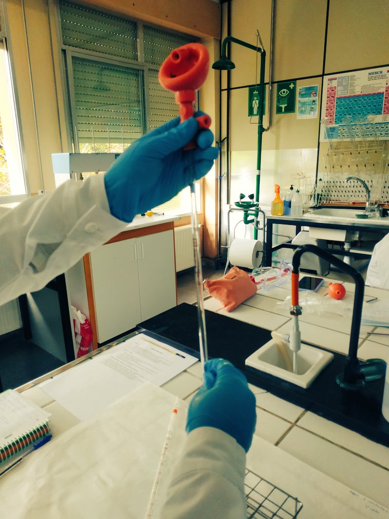 QEscultor's tweet photo. 1°#FP grado medio #Quimica del @iesescultorjuan se estrena en #laboratorio 👏
👩🔬Manejo de #pipeta graduada y #aforada para verter distintos volúmenes 🧪diferenciando #precisión y límite de error del fabricante ➕#Enrase de #matraz💦 ➕ gestión de #residuos ♻️ 💪
#YoCreoEnLaFP Tú? https://t.co/suUsXUKhpJ