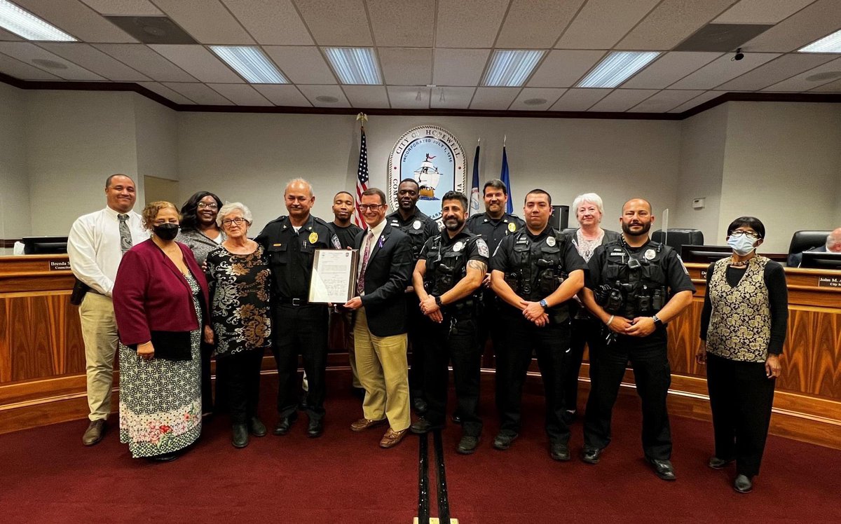 HopewellPDChief's tweet photo. This past Tuesday, we had an opportunity to present our city council a letter of appreciation signed by all of our sworn officers for unanimously approving step pay plan. We appreciate the support. https://t.co/31Pe1XRaZ3