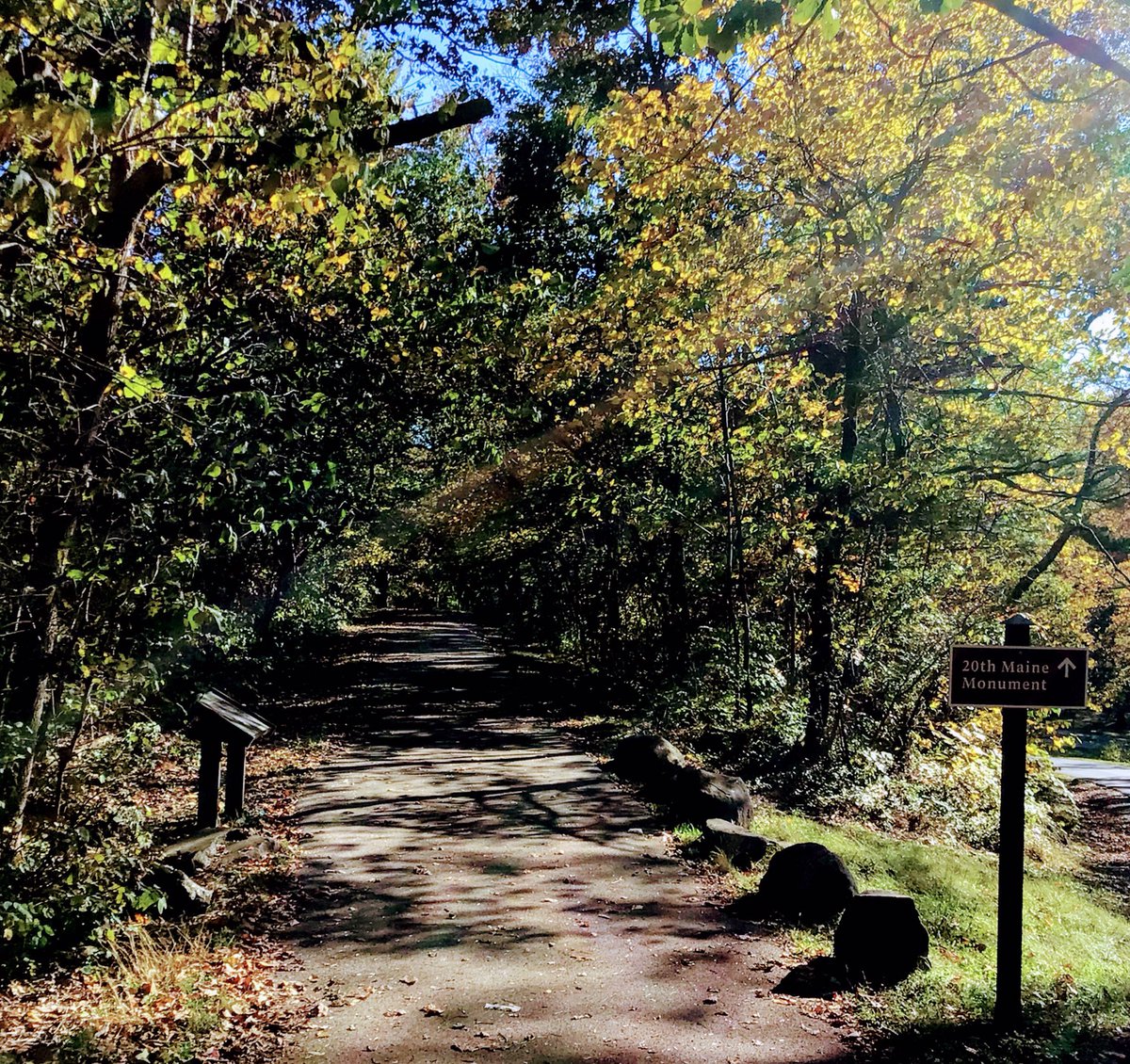 pir8lksat40's tweet photo. Hey#Gettysburg, your colors are showing. The enveloping canopies created by the acres and acres of majestic trees are beautiful! #VisitAPark #TakeAWalk #Colors #Autumnwatch #NaturePhotography #Favorite #GNMP https://t.co/tHgEqIJIBZ