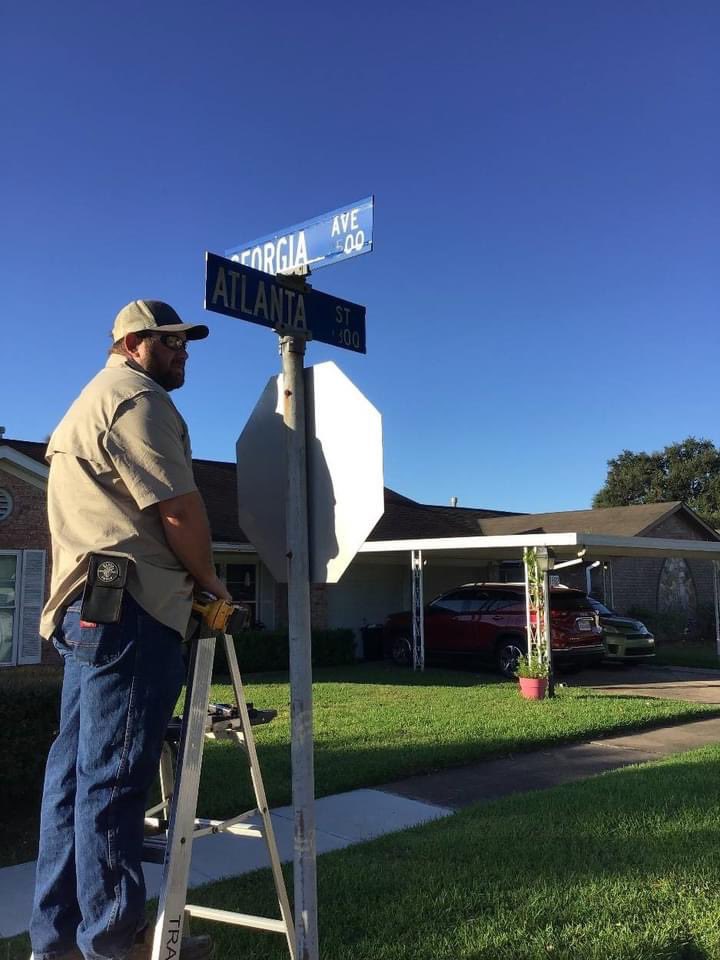 PatTalksTexans's tweet photo. The City of Deer Park has temporarily changed the street names of Georgia Avenue and Atlanta Street to Altuve Avenue and Astros Boulevard in support of the Houston Astros. #ForTheH https://t.co/Pm8fZwqgOz
