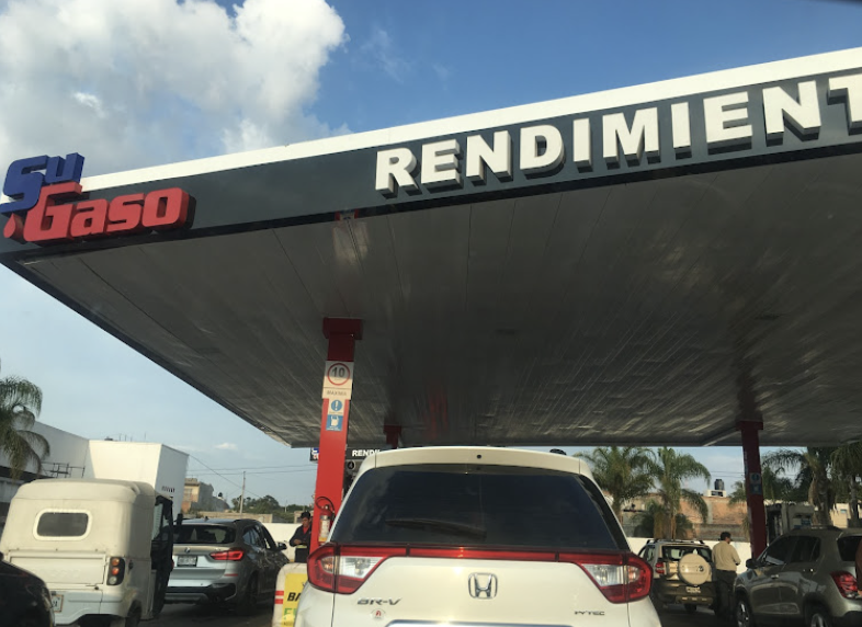 Trafico_ZMG's tweet photo. #ALERTA La gasolinera se llama #SuGaso y está ubicada en la avenida Colón No. 4501 entre Cerro del Tesoro y avenida de los Ahuehuetes en Guadalajara, al sur de la ciudad. Ya son varios reportes de este establecimiento. https://t.co/51SRTpBccs