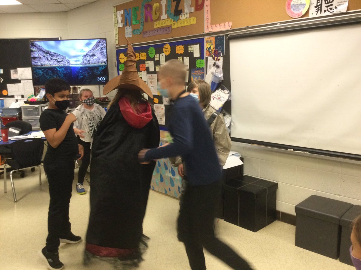 waltonsclass's tweet photo. Such fun #collaborations today with drama #criteria students created drama skits in groups to share ideas & make #inferences today giving glow on & grow on #feedback to #reflect on our ideas & learning @WestwoodUGDSB @ugdsb @UGExperiential #engagement #ssvoice plus we had fun!! https://t.co/PPB6FAyPsD
