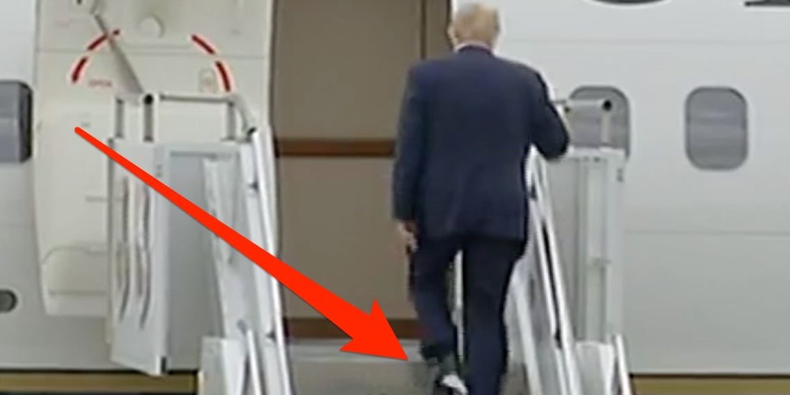 Обезьянка поднимается по трапу а мери спускается. Самолет Дональда Трампа. Трамп и туалетная бумага в самолете.