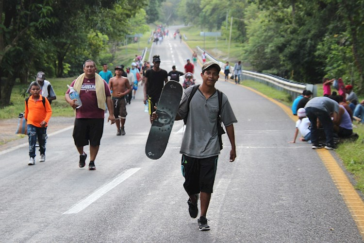 TVVnoticias's tweet photo. #28Oc La caravana conformada por miles de migrantes, en su mayoría centroamericanos y haitianos, retomó este jueves su ruta hacia la capital mexicana y el norte del país, avanzando una veintena de kilómetros más y, según activistas, con más personas. #TVVNoticias #TVV https://t.co/8iGtgzQSTs