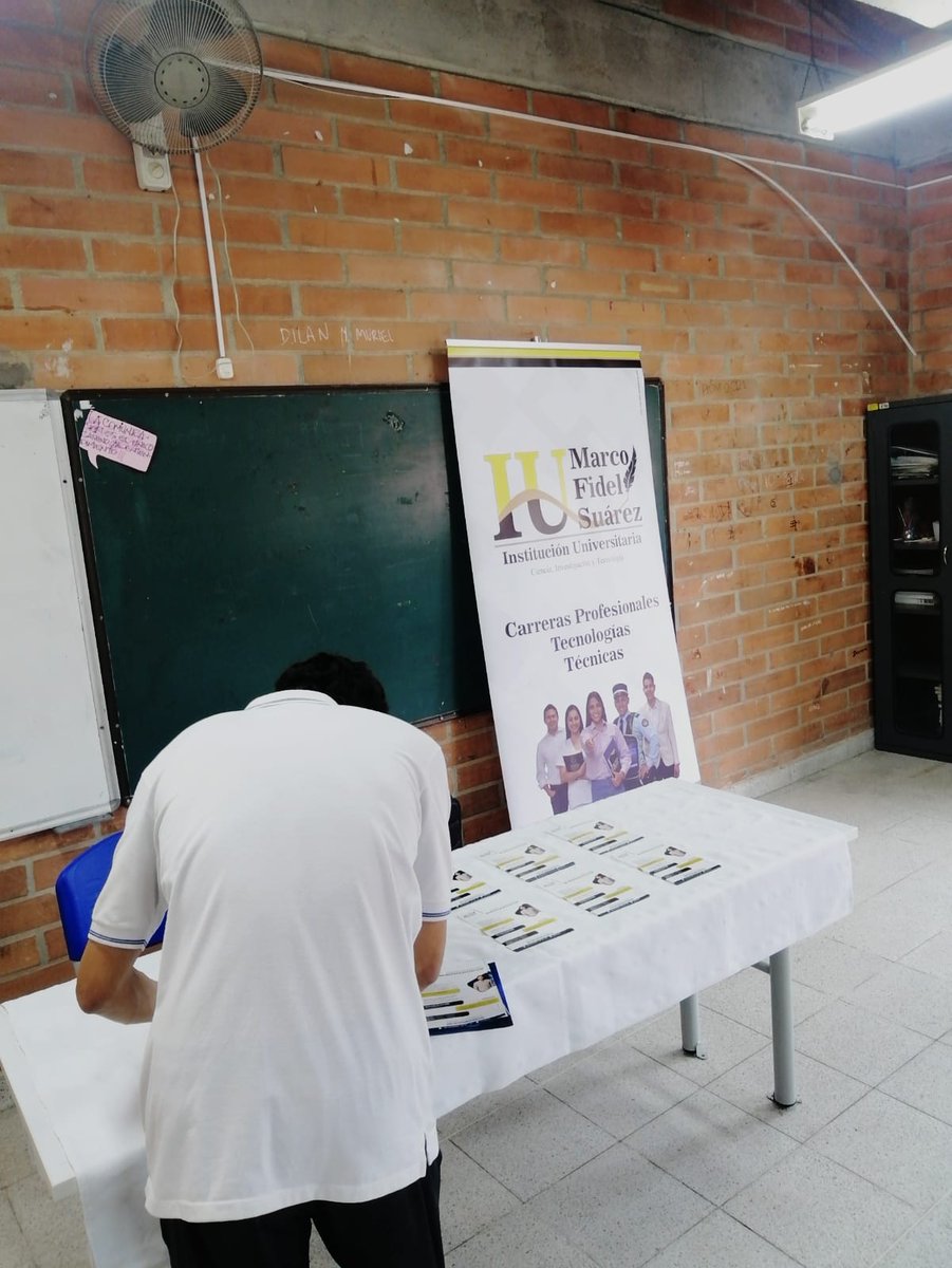 iumafis's tweet photo. En la tarde de hoy @iumafis en la feria universitaria de la I.E Juan de la Cruz Posada de Medellín, orientando a sus bachilleres 2021 en su elección profesional. https://t.co/6plIVUcTai