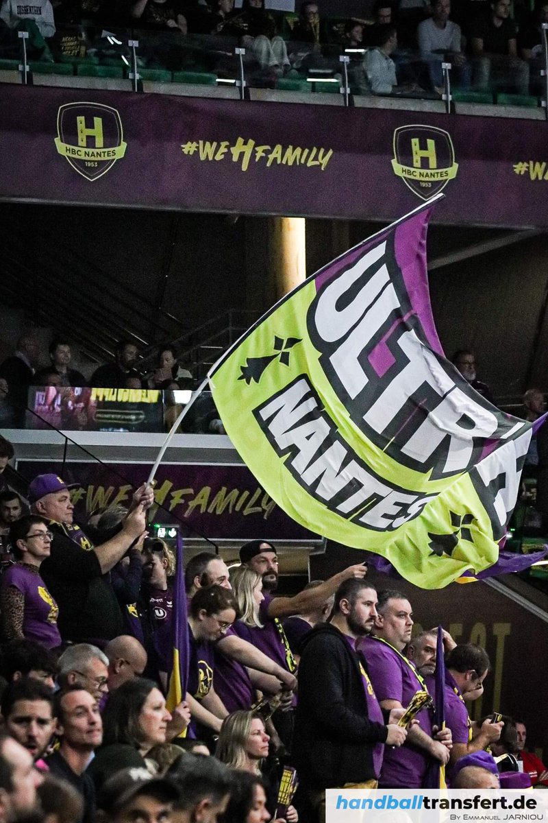ultrhnantes's tweet photo. [Inside tribunes] Toujours à fond derrière notre équipe 💪

#tousH #violetetfier https://t.co/1PnnuhOpws