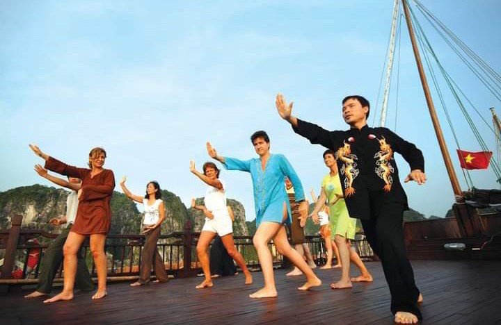 ViettinT's tweet photo. A refreshing sunrise #TaiChi lesson is one of the complementary activities on cruises in the world famous #HaLongBay. The lessons introduced on board have been simplified so that every passenger can learn how to rejuvenate the body and mind. https://t.co/f2jWJTLkma