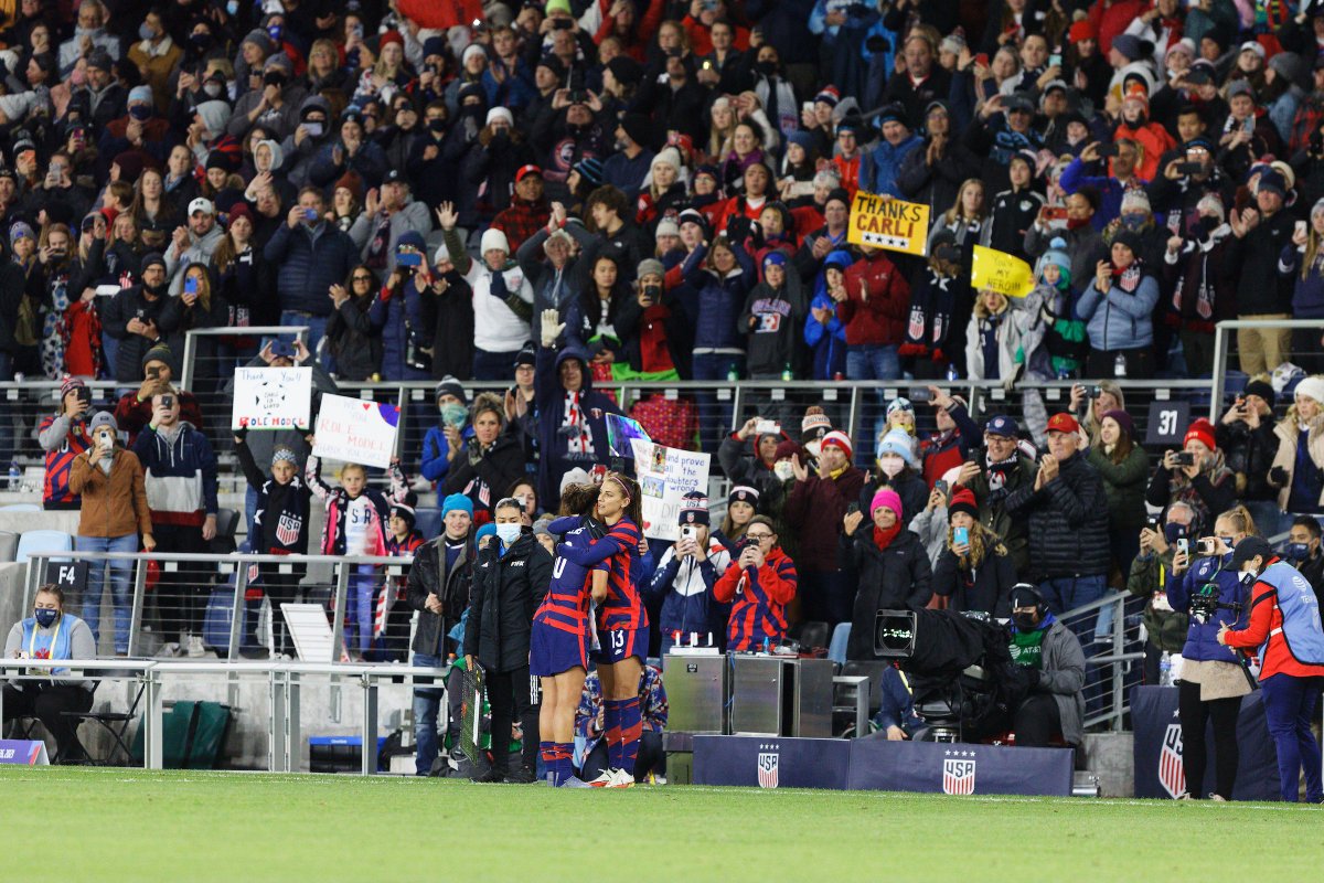 USWNT's tweet photo. Minnesota, YOU were amazing 👉 

Couldn't have asked for a better atmosphere on Tuesday night! #BestFansInTheWorld https://t.co/w2UXbEvWBS