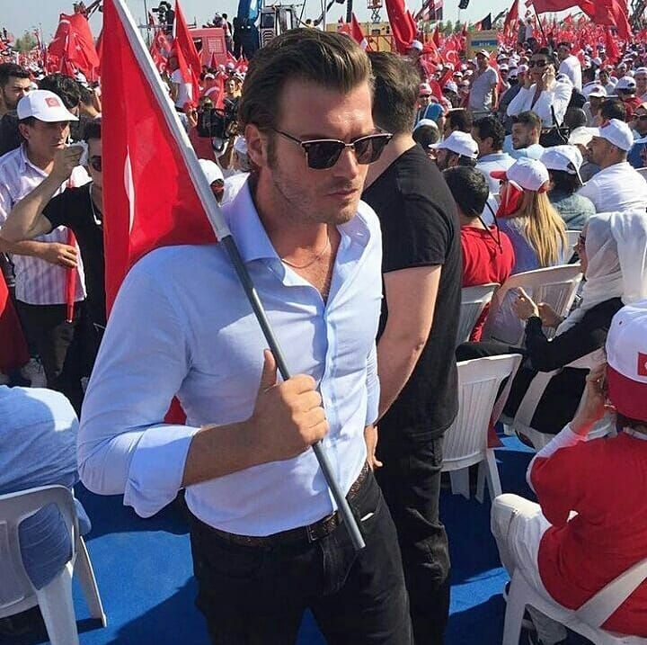 trulyyourstan's tweet photo. tum gun turkiye'de yasamaktan ve turk olmaktan nefret ediyorum diye zirlarken 29 ekim gunu benim esgal https://t.co/JdmT4kaE3y