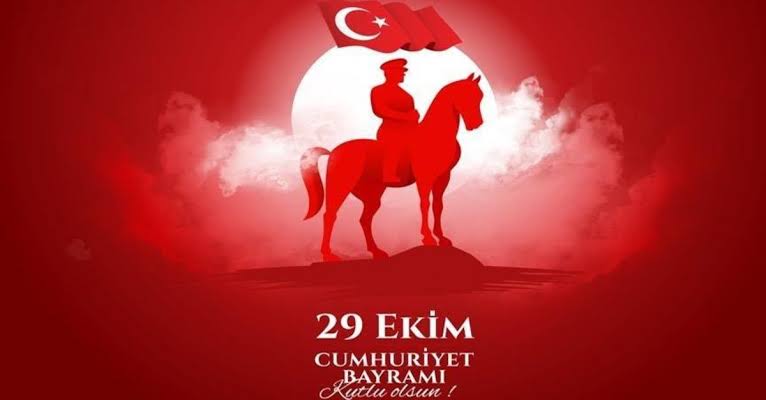 Yurtta hürriyetin, istiklâlin rüzgârı esiyor,
Kahraman Türkçüler şu pis esareti deviriyor.
Bu şanlı millî istiklâl savaşından asla dönülmez!
Karşımıza çelik ordular da çıksa, bizi ürkütemez!