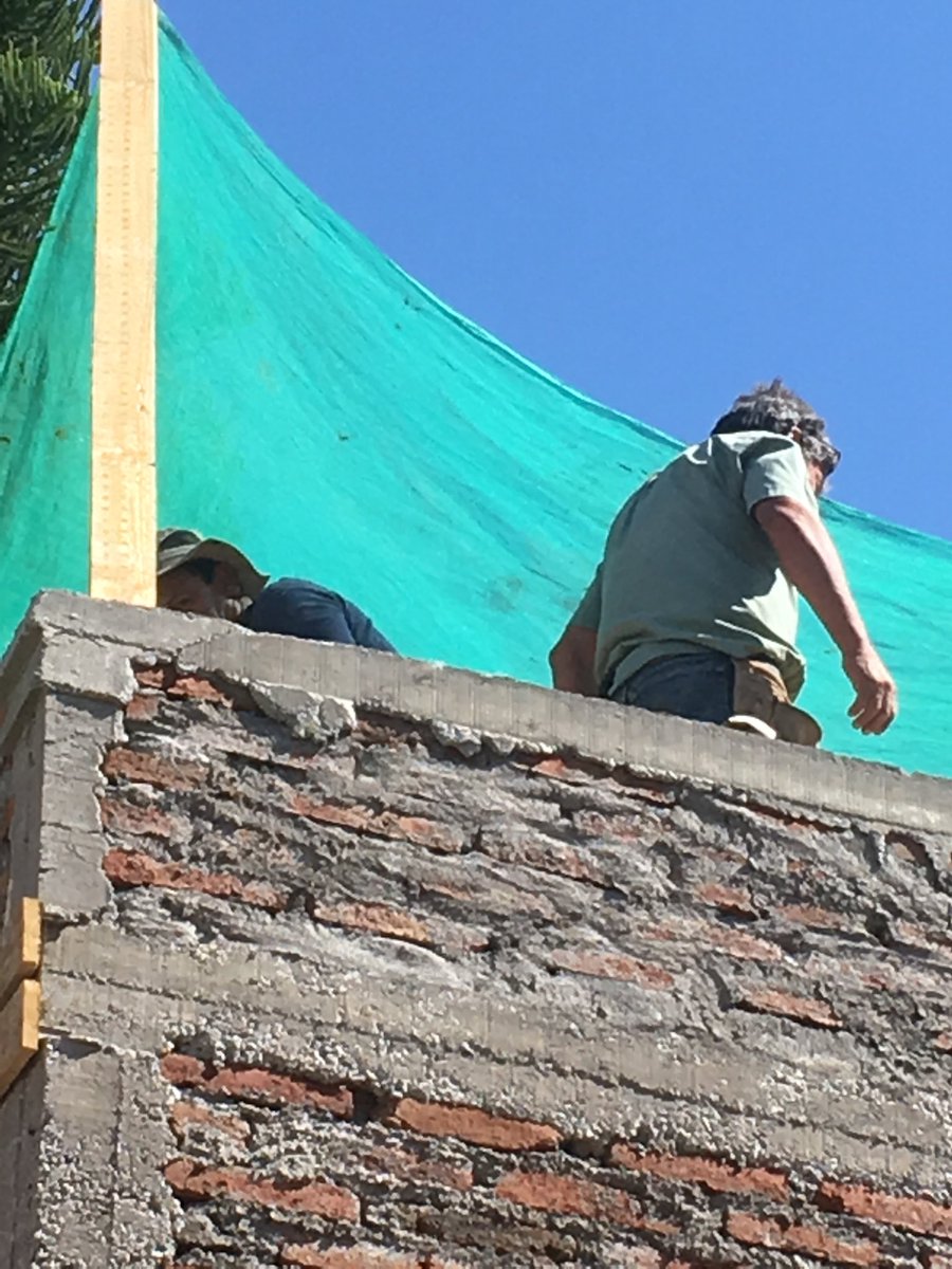 MarceloLeonart's tweet photo. Estoy desesperado con esta falta de respeto dl vecino. He hablado c ingenieros que me dicen que mi vivienda y por lo tanto la vida de mi gente está en peligro con esta construcción fuera de norma y desautorizada por la municipalidad. Que sea un juez el infractor agrava los hechos https://t.co/OSSVQJZLs2