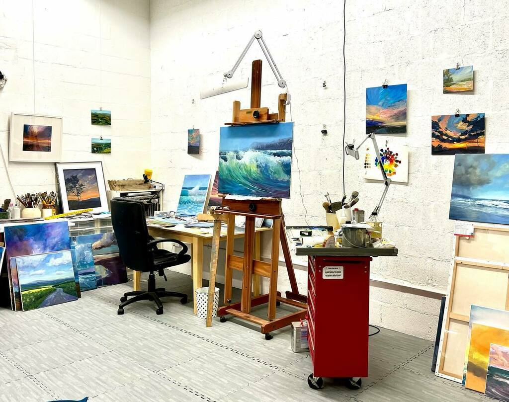 sjbfineart's tweet photo. Lots of new things are percolating in the studio. Not quite sure yet where they are going, but that’s all part of the joy of it, going with the flow, enjoying the process, see where it leads. 🎨🥰

#paintingprocess #inthestudio #workinprogress #artstud… https://t.co/bEK4pWvy79 https://t.co/KoQBa4oA79