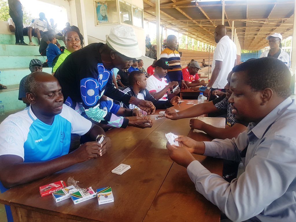 WizarayaUJ's tweet photo. #Shimiwi
Afisa Elimu Shule za Sekondari mkoa wa Morogoro, Mussa Mnyeti (kulia) akichuana &amp; Ambakisye Mwasunga wa (Uchukuzi) katika hatua ya makundi ya mchezo wa karata kwa wanaume wa michuano ya Shirikisho la michezo ya Idara na Wizara za Serikali (SHIMIWI) uliofanyika Morogoro https://t.co/Ggo7utgHwP