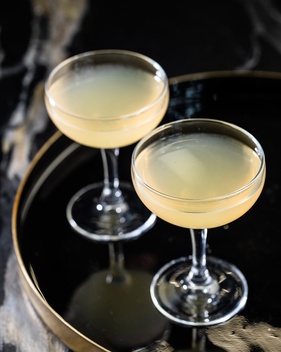 MrBoston's tweet photo. The Corpse Reviver No. 2 is a sour, gin-based cocktail.

The "corpse revivers" cocktails family has nothing to do with shared ingredients but instead, label potent cocktails that are said to "wake the dead."
.
Full ingredients and instructions >>> https://t.co/9g4innOwRa https://t.co/zNljwATHaQ