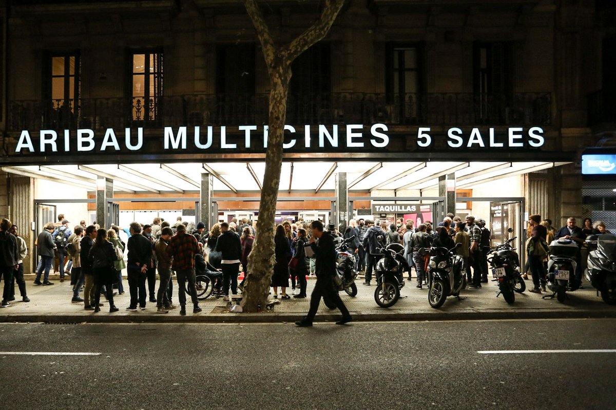 InEditFestival's tweet photo. Primera gran nit de la 19ena edició d'In-Edit Barcelona. Ens encanta l'online (In-Edit TV ho demostra), però quin gust tornar a trobar-nos al cinema.

Demà divendres, més: Dinousaur jr, Tina Turner, Delia Derbyshire, KTULU, Francesc Burrull...
https://t.co/Es96x2cYj5 https://t.co/aLzXVjbF5D