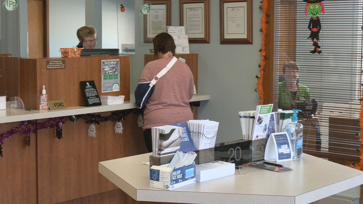 chrissutter's tweet photo. 🤗SWEET STORY ALERT: These identical twins grew up together, and worked together for decades. They're also retiring together.
The sweet way co-workers at their bank branch sent them off, on Friday at 11:30am and 5pm on @WDRBNews
#setthedvr #wdrbpositive https://t.co/8d6wVr4rTB