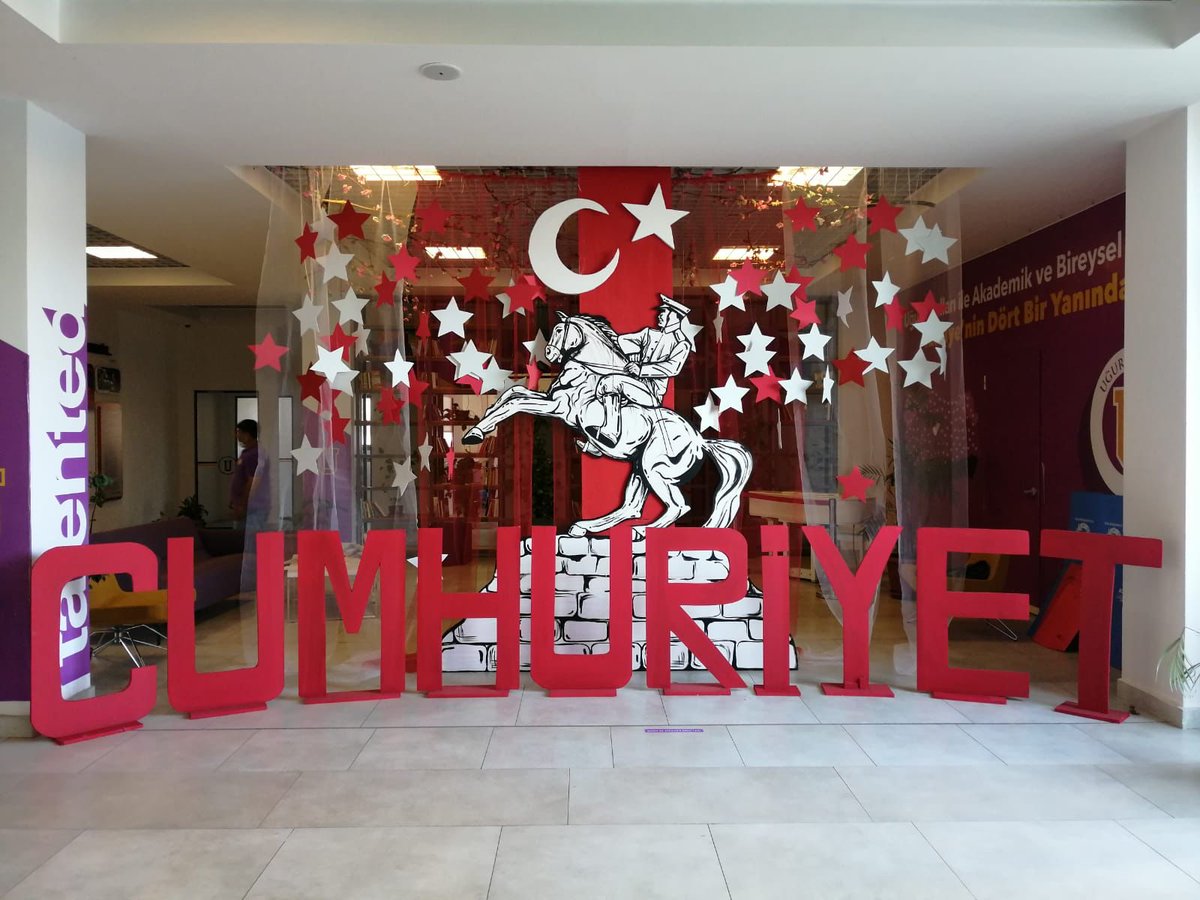 Cumhuryetimizin 98.Yılını Türkiye Geneli Uğur Okulları Görsel Sanatlar Zümresi Olarak Üç Boyutlu Dekor Konseptlerimizle Gururla Kutluyoruz. Hazırlık Sürecinde Destek Veren Kampüs Yöneticilerimize, Emeği Geçen Görsel Sanatlar Öğretmenlerimize ve Ögrencilerimize Sonsuz Teşekkürler.