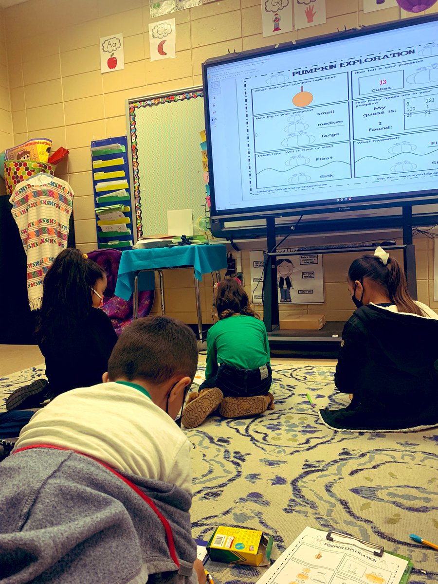 mrscastilloESL's tweet photo. What a fun day of exploring pumpkins! My kindergartens were amazed that pumpkins floated on water. Developing language for my multilingual learners🤓 @FultondaleElem @jefcoedESL https://t.co/gbQQkXvn4L