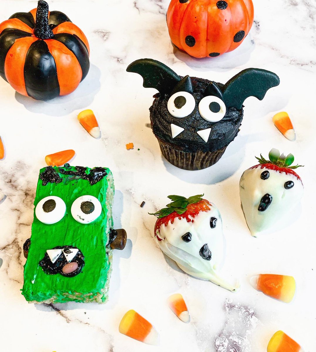 RadfordUDining's tweet photo. Nothing but spook-tacular fun happening in Dalton Kitchen tonight until 7:30 pm 🎃👻

Come enjoy a *little* dash of sugar with your dinner, watch classic Halloween movies, and carve pumpkins with our team all evening long for our Halloween Drive In Special Event! 
@RadStudentLife https://t.co/qriay6nZB9