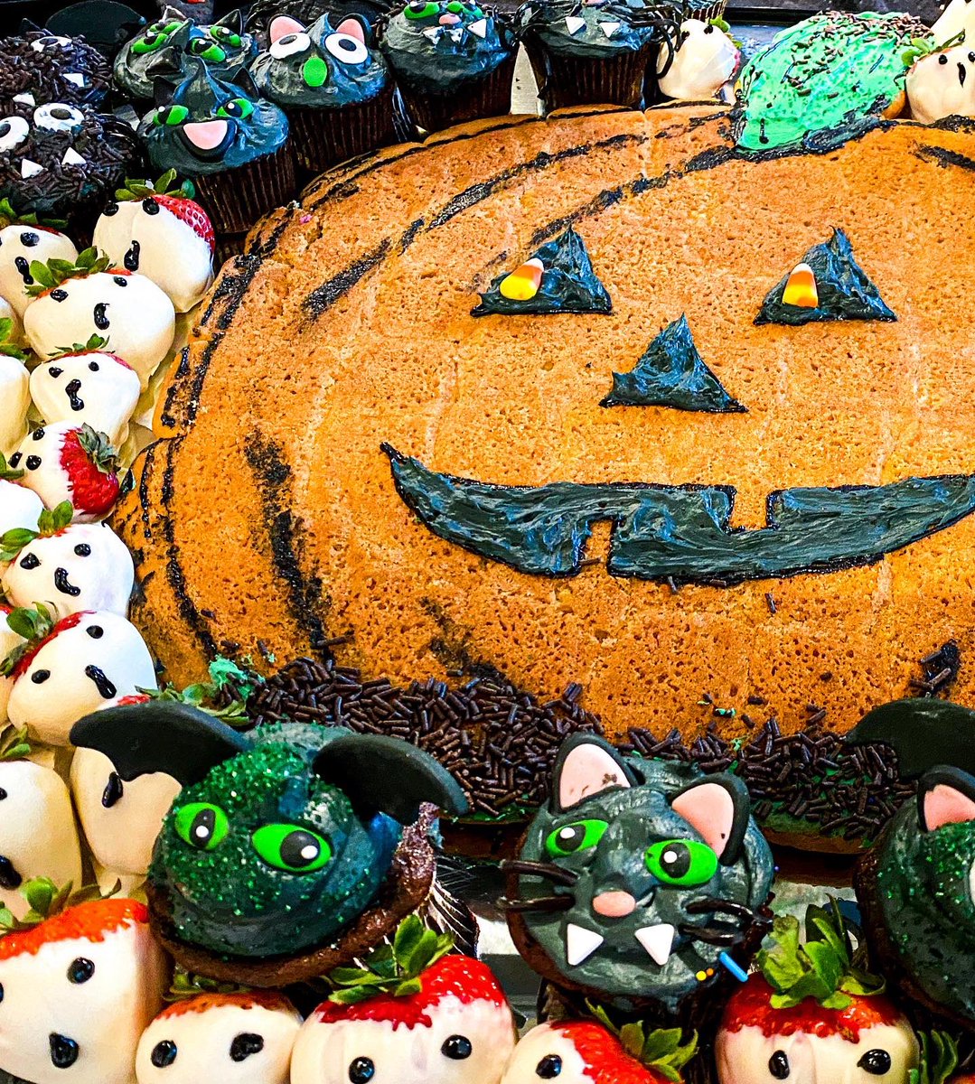 RadfordUDining's tweet photo. Nothing but spook-tacular fun happening in Dalton Kitchen tonight until 7:30 pm 🎃👻

Come enjoy a *little* dash of sugar with your dinner, watch classic Halloween movies, and carve pumpkins with our team all evening long for our Halloween Drive In Special Event! 
@RadStudentLife https://t.co/qriay6nZB9