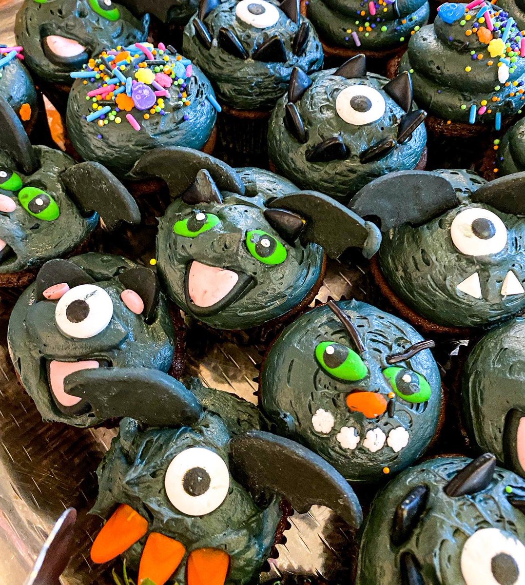 Nothing but spook-tacular fun happening in Dalton Kitchen tonight until 7:30 pm 🎃👻

Come enjoy a *little* dash of sugar with your dinner, watch classic Halloween movies, and carve pumpkins with our team all evening long for our Halloween Drive In Special Event! 
@RadStudentLife