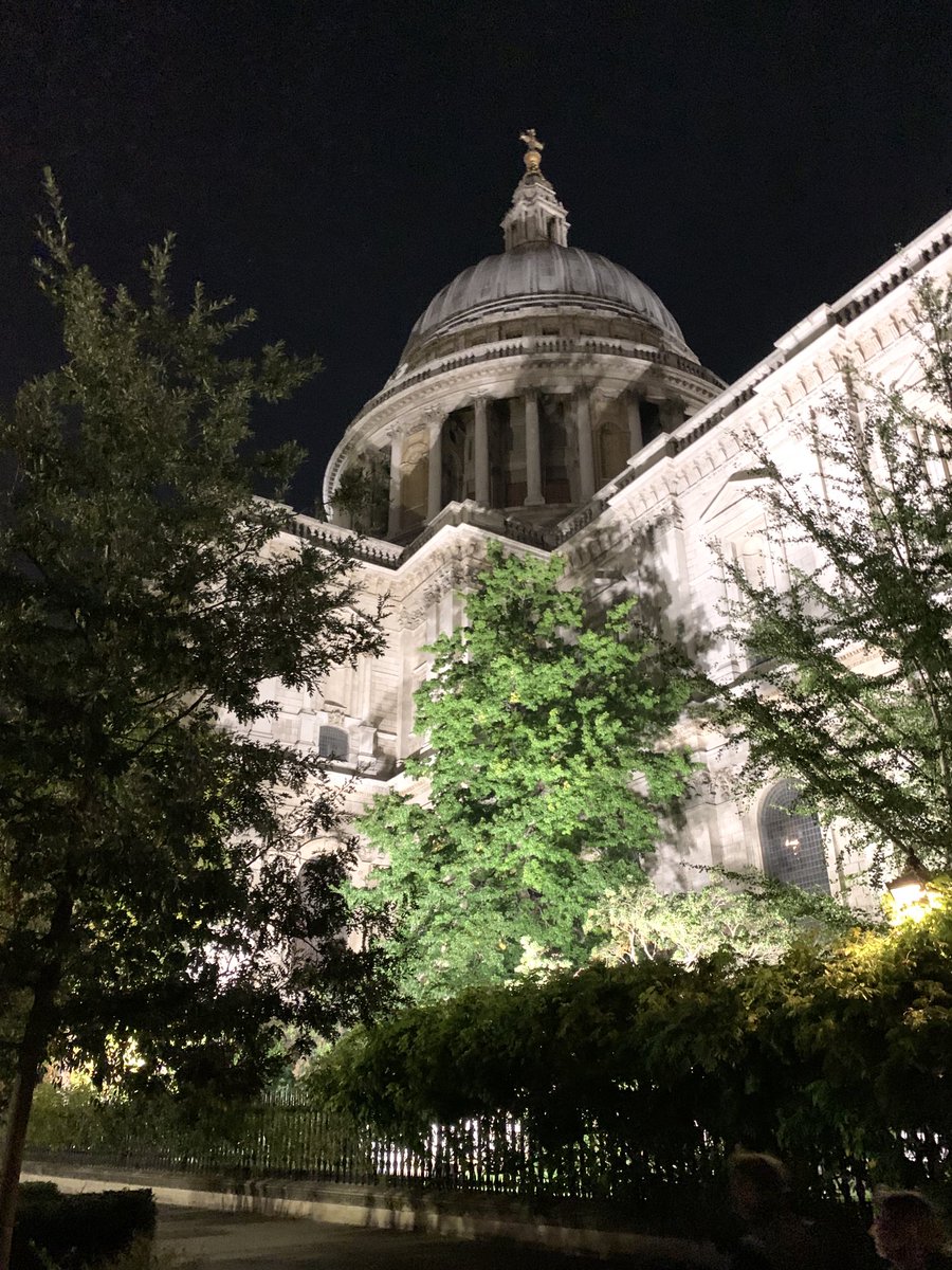 Very exciting day for me today… I actually left the house, travelled to london and met some people… I felt like a tourist so took a tourist picture of St. Paul’s!